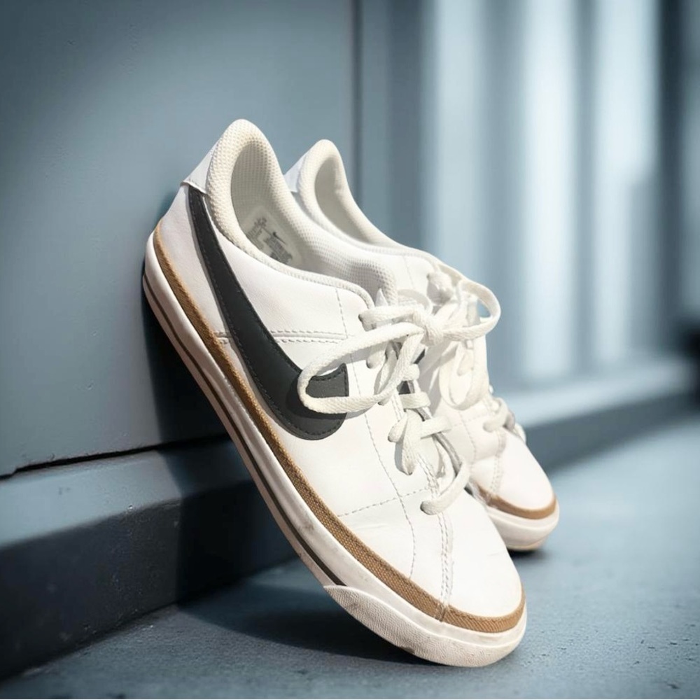 Women’s Nike Shoes Size 7.5